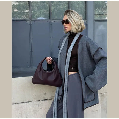 Julia | Manteau en laine à col en V de style moderne